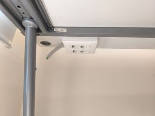 Mesa escritorio blanca y plata
