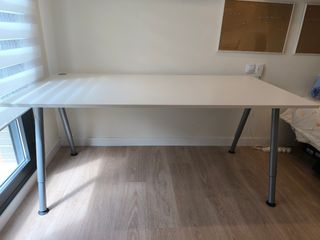 Mesa escritorio blanca y plata