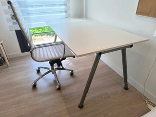 Mesa escritorio blanca y plata