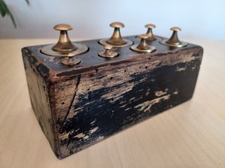 Conjunto de 7 pesas antiguas francesas caja negra