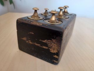 Conjunto de 7 pesas antiguas francesas caja negra