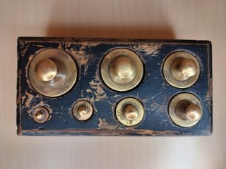 Conjunto de 7 pesas antiguas francesas caja negra