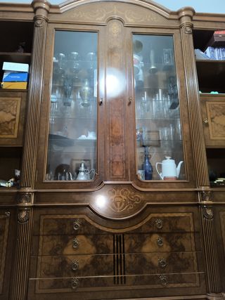 Mueble vitrina clásico madera cerezo marca null
