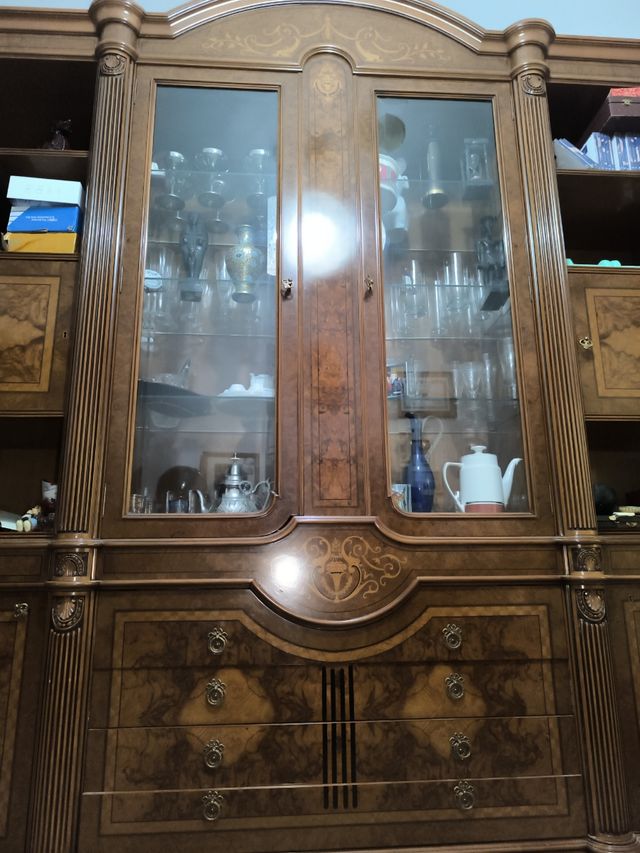 Mueble vitrina clásico madera cerezo marca null