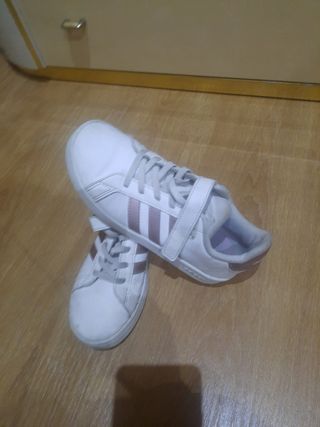 Zapatilla  de niña  de la marca adidas