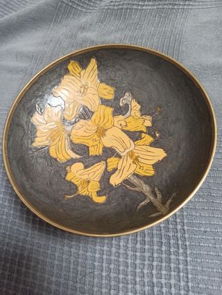 Frutero de latón dorado con flores