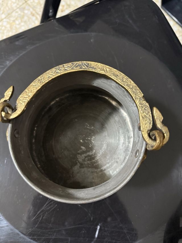 olla Artesanal de Adorno en laton y color dorado con tallado en lateral