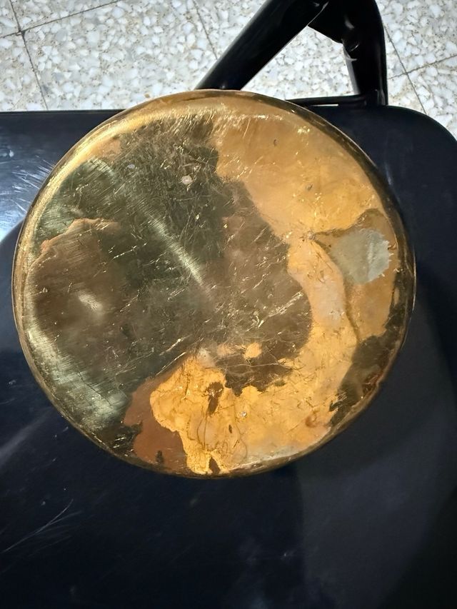 olla Artesanal de Adorno en laton y color dorado con tallado en lateral