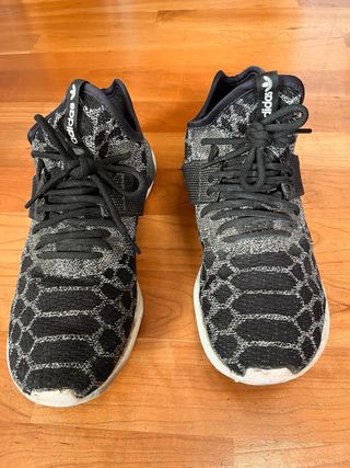 Zapatillas Adidas urbanas - grises y negras