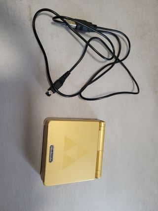 Game Boy Advance SP Zelda Gold con cargador. 
