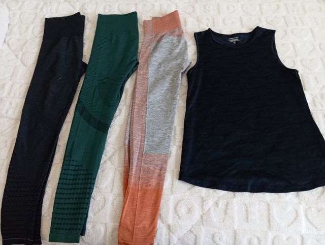 3 Leggings + Camiseta deportiva M, como nuevas