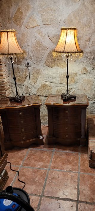 Dormitorio, tocador, mesitas de noche de caoba