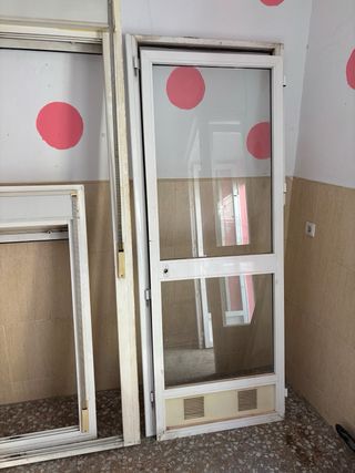 Ventanas aluminio blancas usadas.