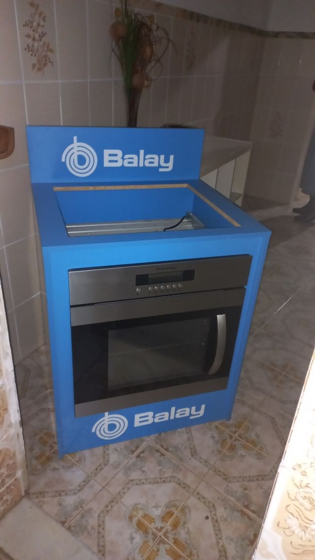 Mueble madera de horno y encimera