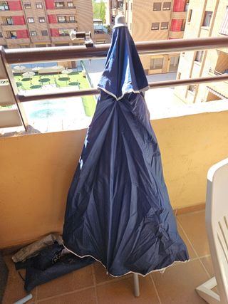 Sombrilla, soporte y sillas x2