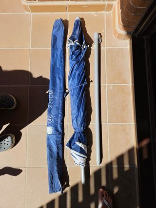Sombrilla, soporte y sillas x2