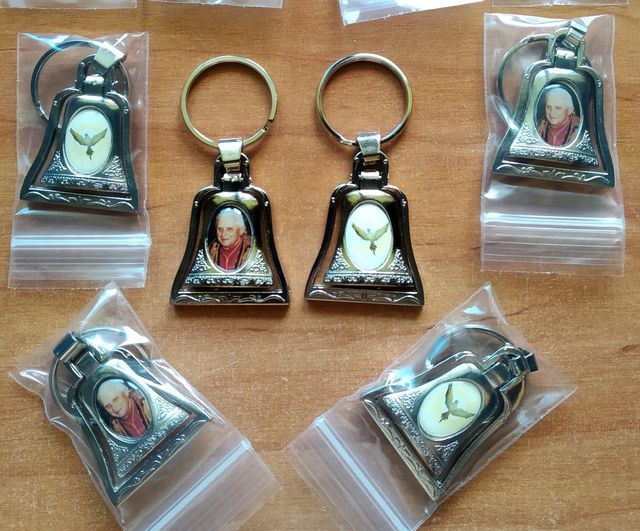 Llaveros campana Papa Benedicto XVI