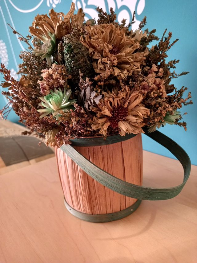 Centro flores secas | Regadera mimbre