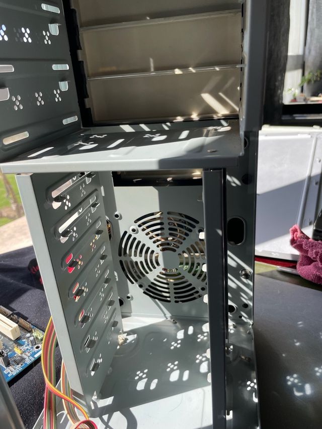 Caja pc logitech R400