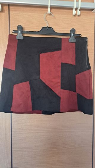 Falda Zara ante negra y roja 