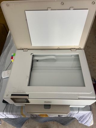 Impresora HP multifunción beige y blanca