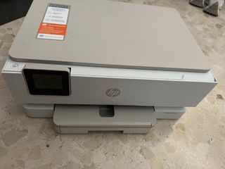 Impresora HP multifunción beige y blanca