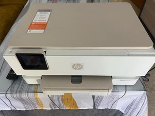 Impresora HP multifunción beige y blanca