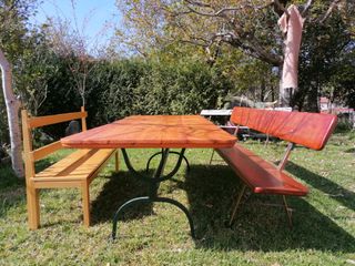 Mesa y bancos de madera maciza