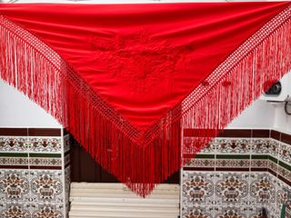 Manton rojo niña bordado