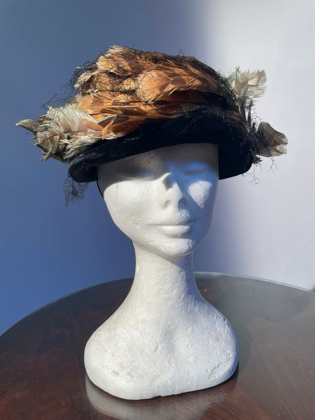 Cappellino anni '30 con piume