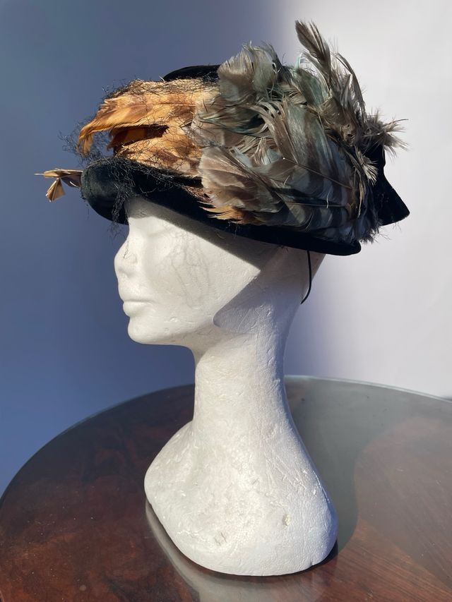 Cappellino anni '30 con piume