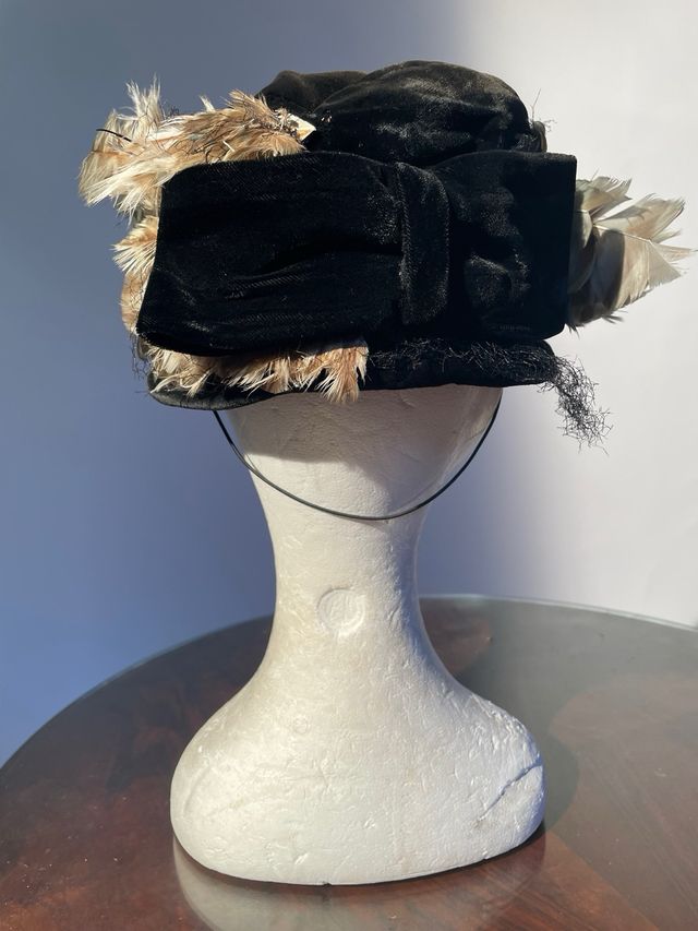 Cappellino anni '30 con piume