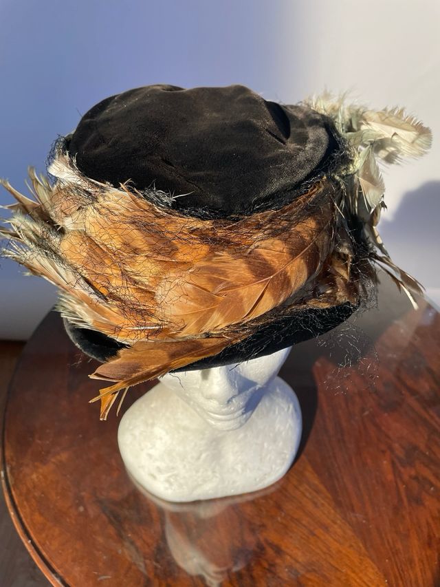Cappellino anni '30 con piume