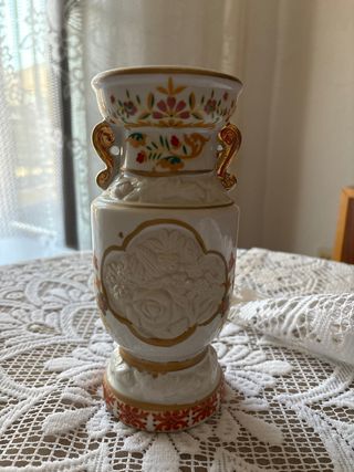 Jarrón antiguo porcelana blanco-oro