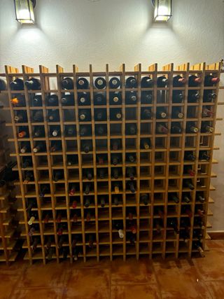 Dos botelleros vino mas botellas