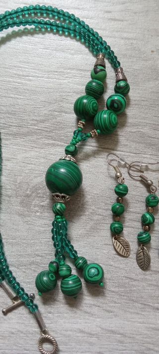 Collar y pendientes verdes