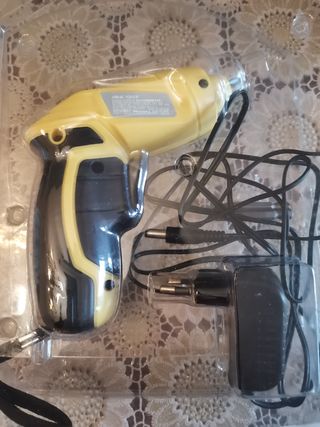 Avvitatore a batteria con due punte. 