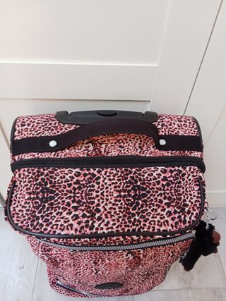 Maleta Kipling rosa animal print en rosa blanco y 