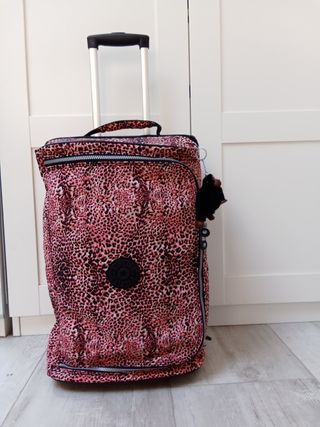 Maleta Kipling rosa animal print en rosa blanco y 