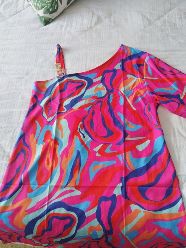 Vestido con un tirantes y manga, cuello asimétrico