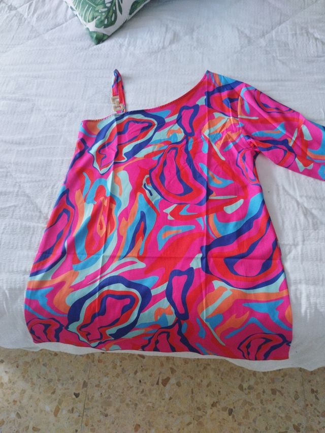 Vestido con un tirantes y manga, cuello asimétrico