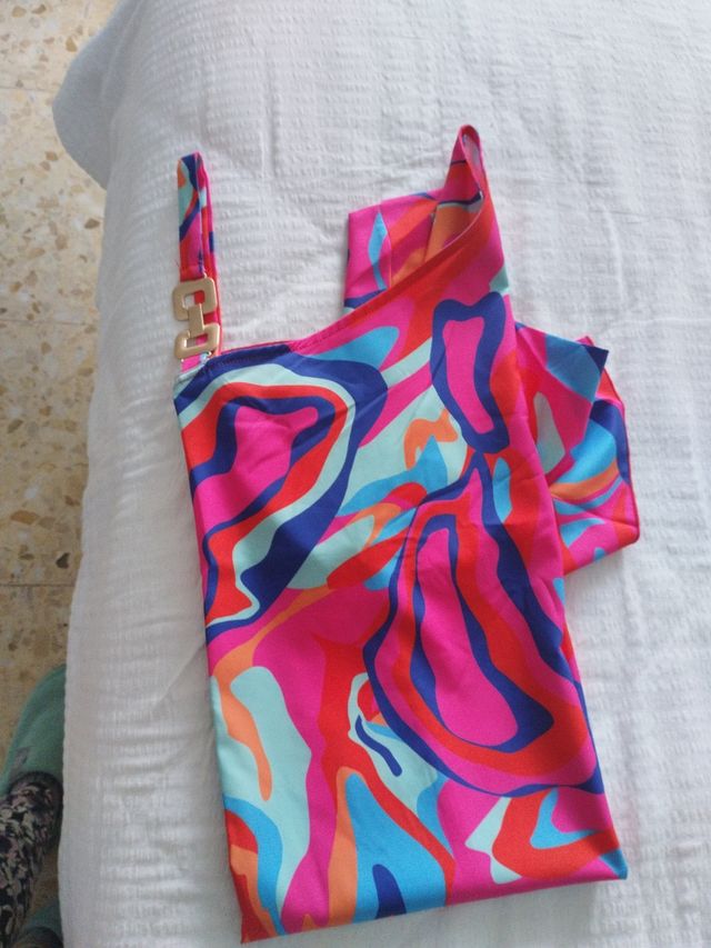 Vestido con un tirantes y manga, cuello asimétrico