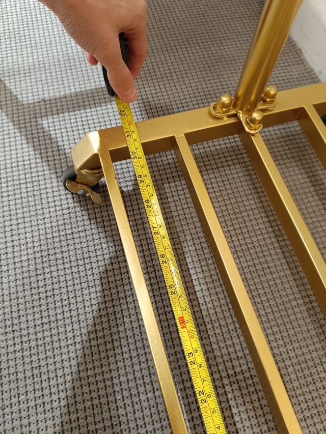 Cabide de burro dourado com rodas