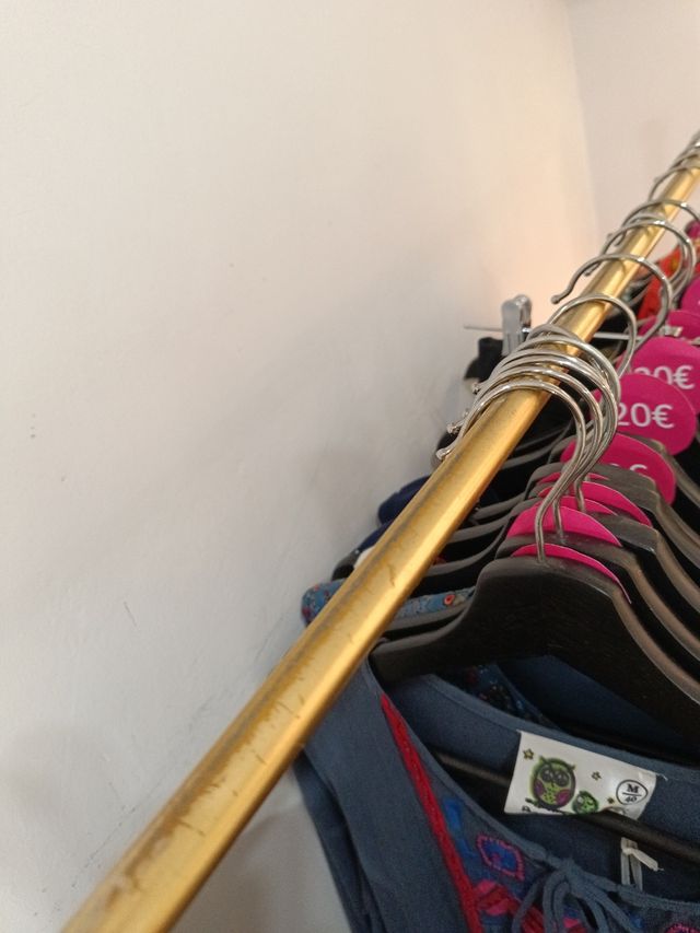 Cabide de burro dourado com rodas