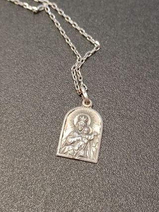 Cadena de plata virgen con niño