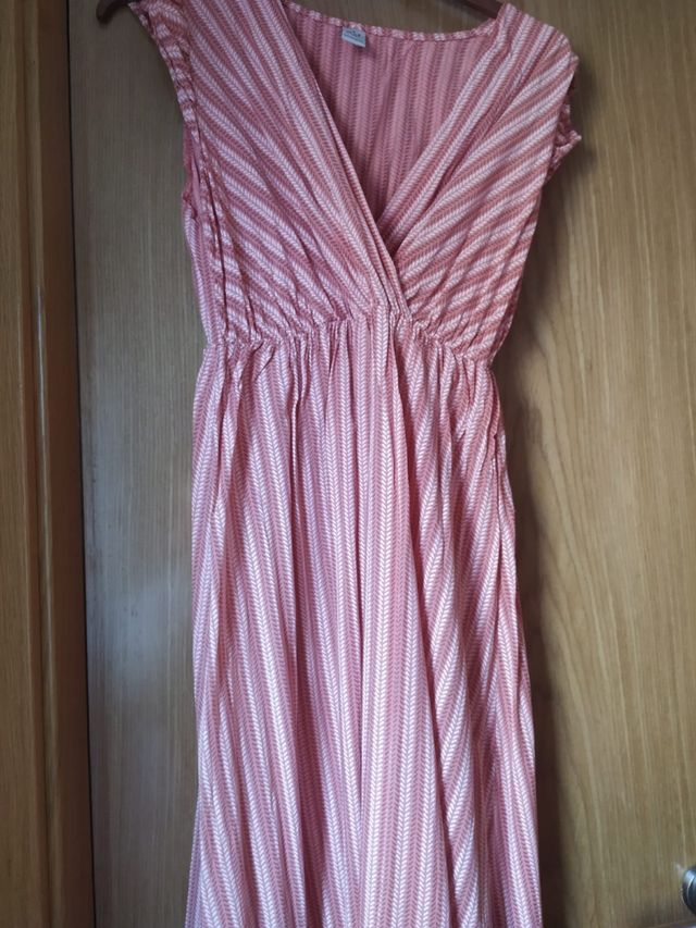 Vestido de rayas rosa, de verano sin manga.
