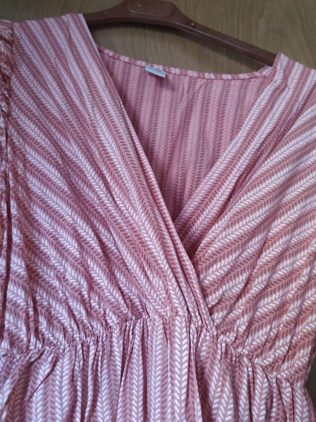 Vestido de rayas rosa, de verano sin manga.