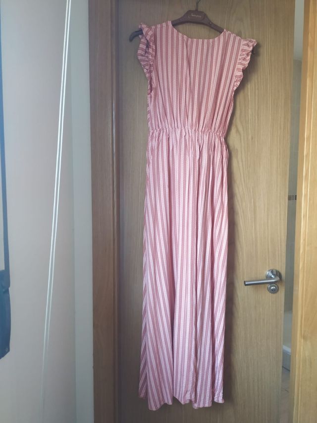 Vestido de rayas rosa, de verano sin manga.