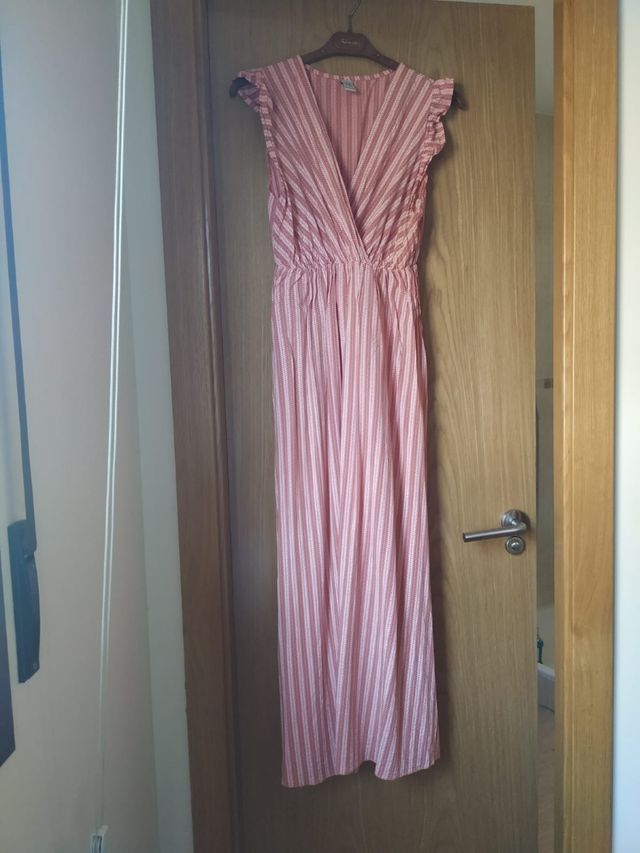 Vestido de rayas rosa, de verano sin manga.