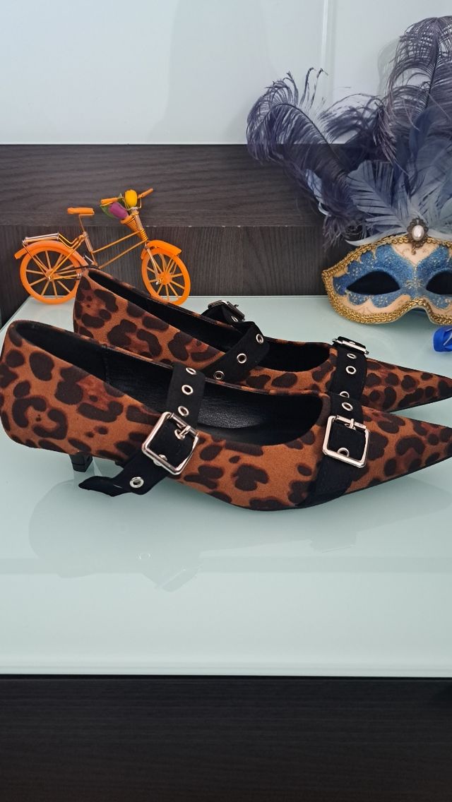 Zapatos animal print tacón bajo
